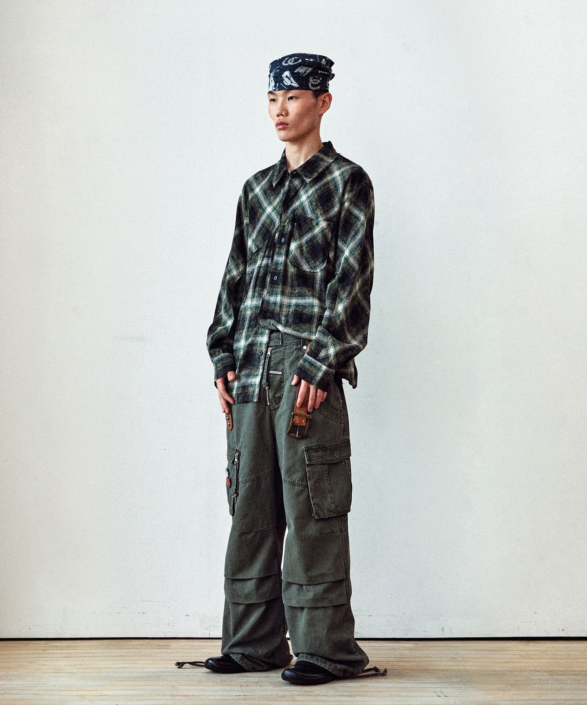 더바이닐하우스(THEVINYLHOUSE) WASHED MILITARY CARGO PANTS KHAKI