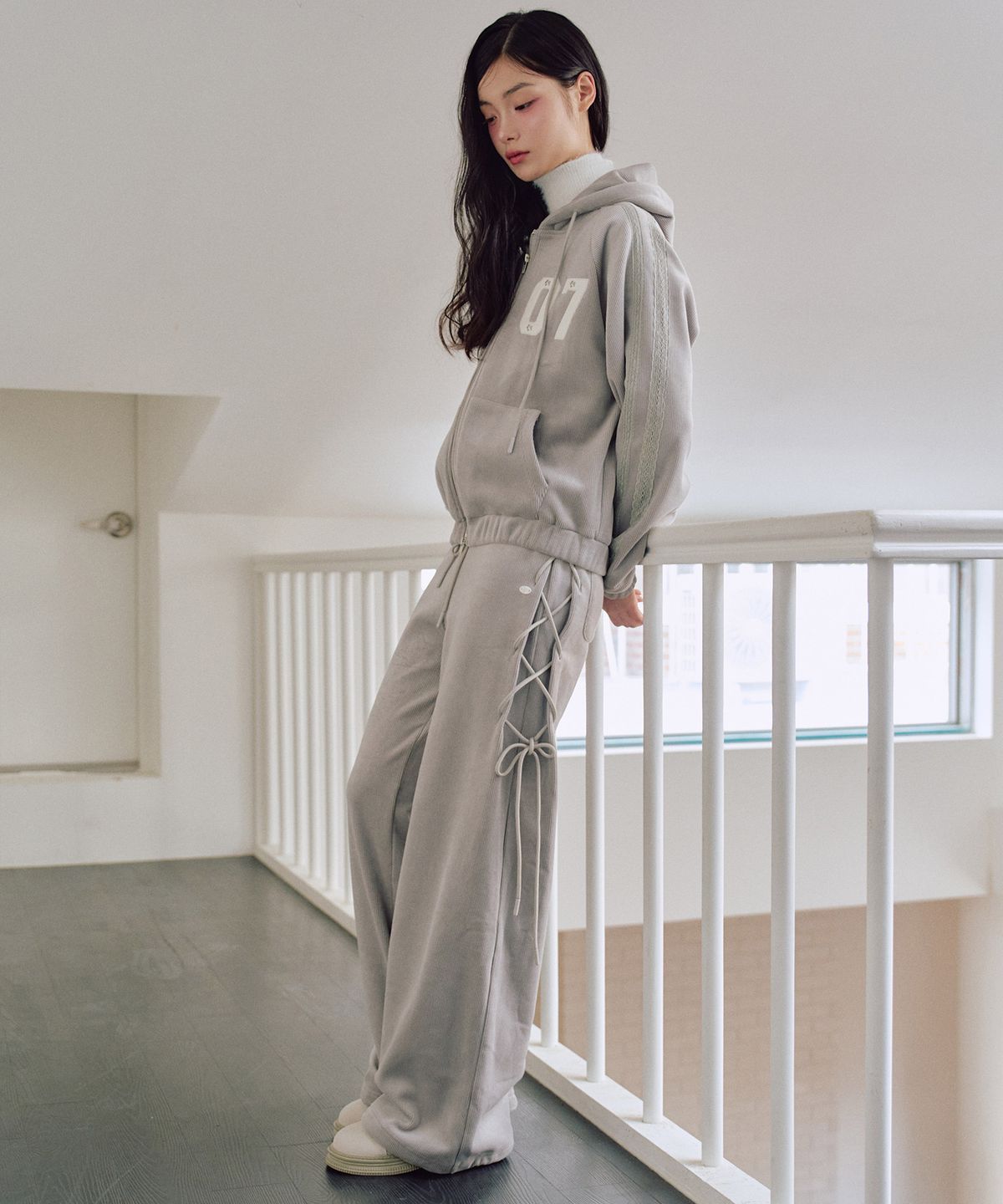 제로플래닛(ZEROPLANET) 클로이 벨로아 레이스업 팬츠 [LIGHT GREY]