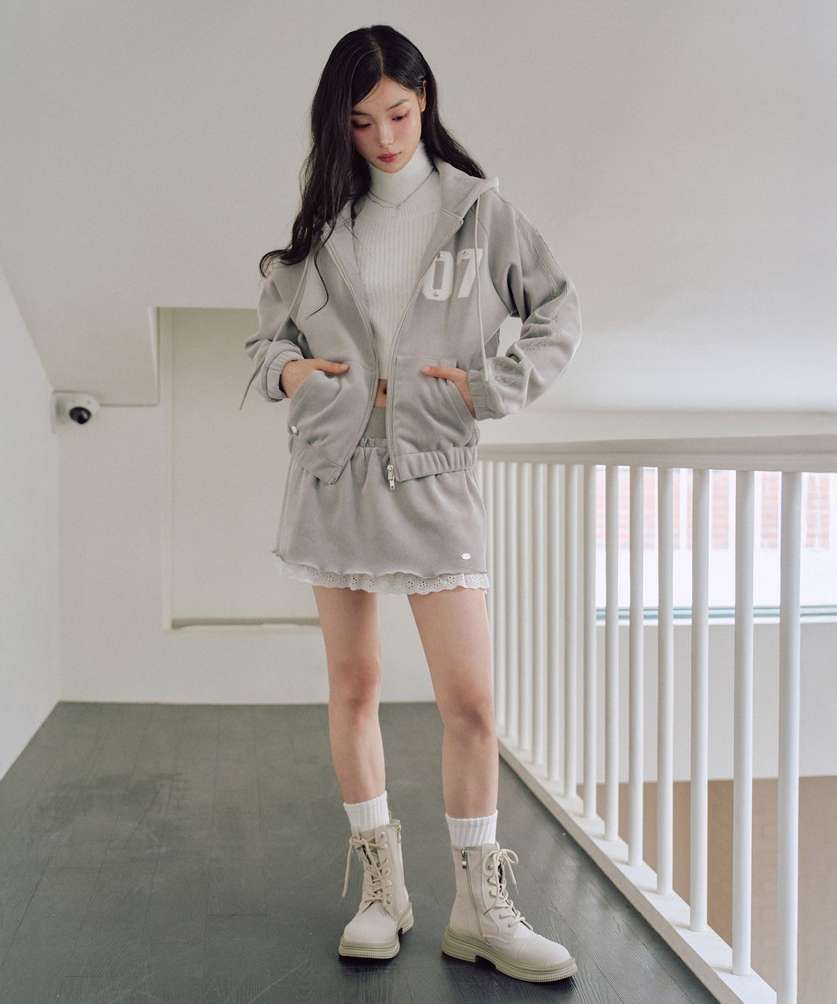 제로플래닛(ZEROPLANET) 클로이 벨로아 스커트 팬츠 [LIGHT GREY]