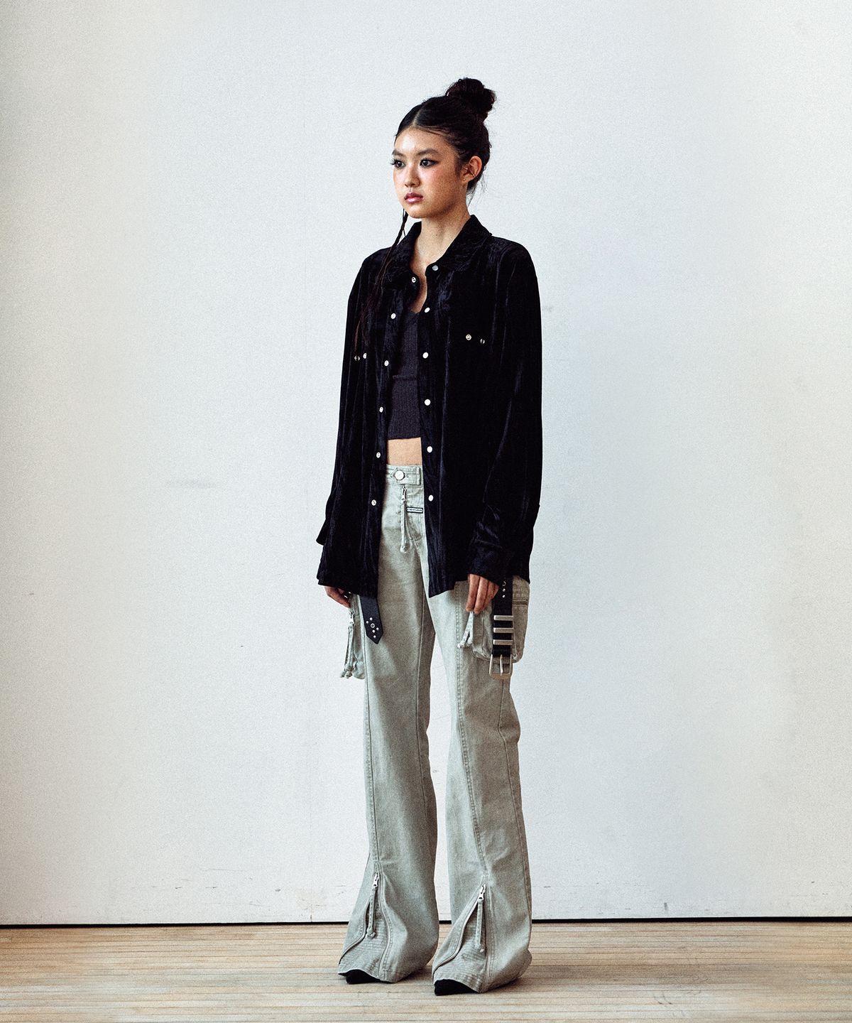 더바이닐하우스(THEVINYLHOUSE) EMBROIDERY VELOUR SHIRTS BLACK