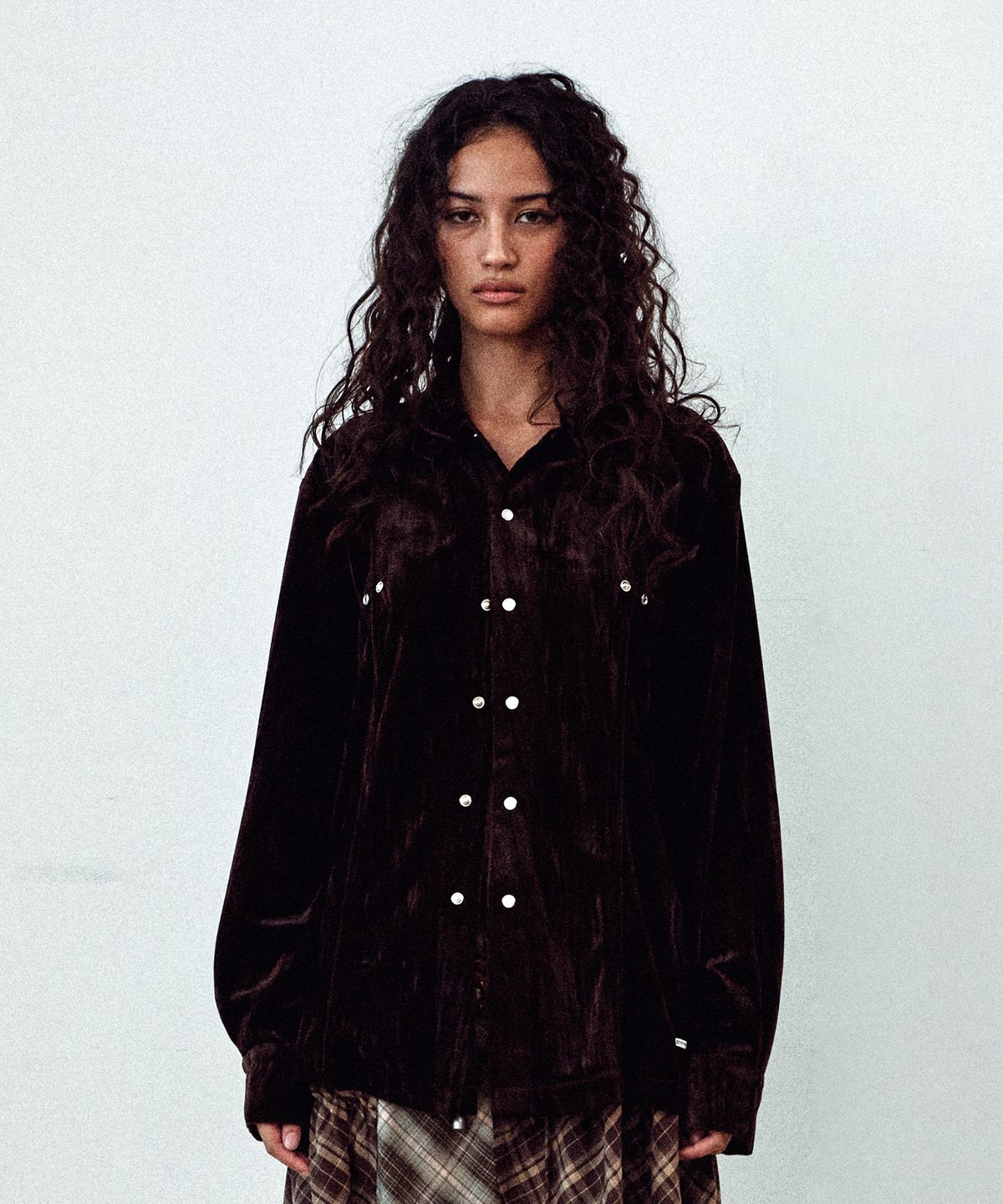 더바이닐하우스(THEVINYLHOUSE) EMBROIDERY VELOUR SHIRTS BROWN