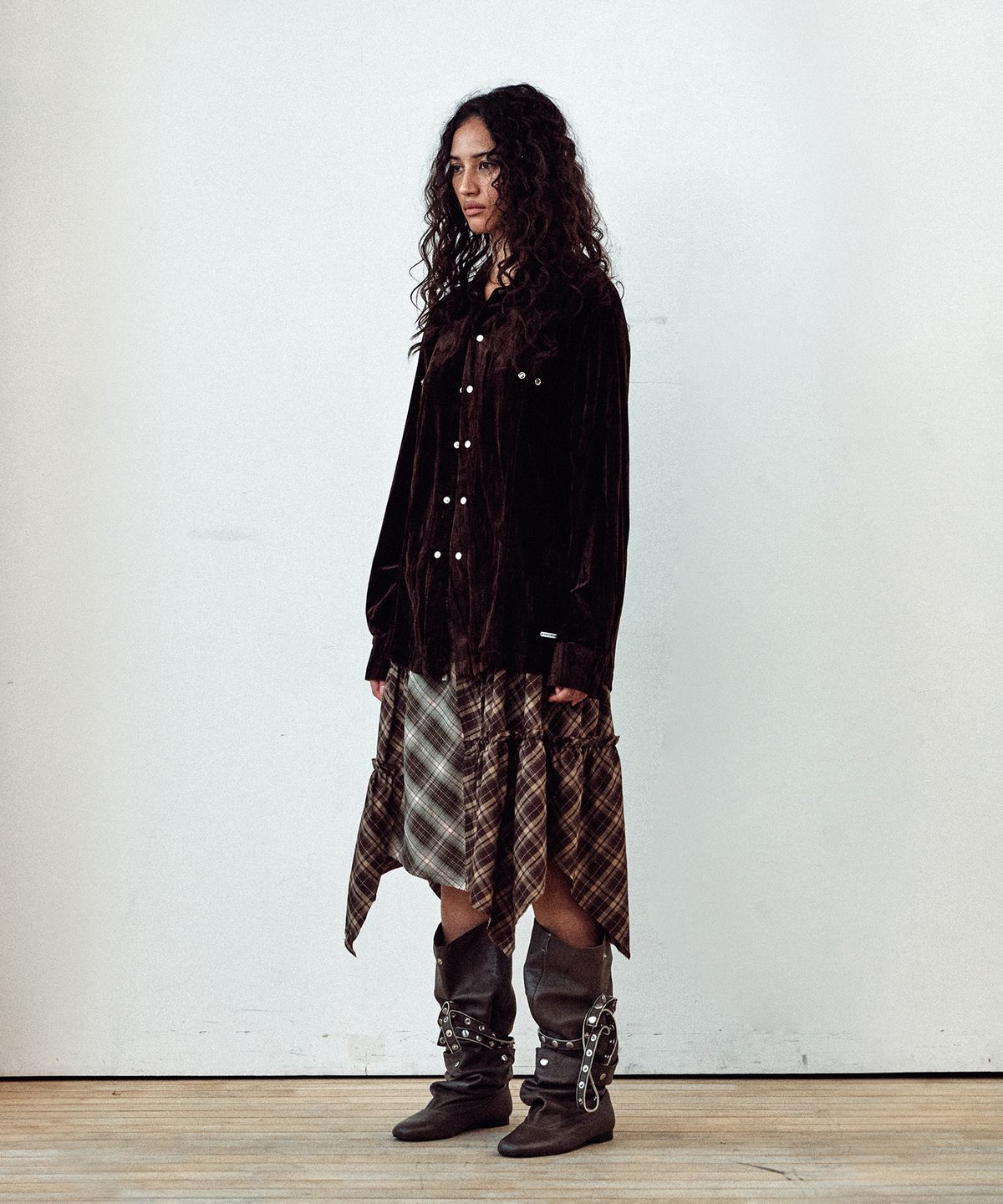 더바이닐하우스(THEVINYLHOUSE) EMBROIDERY VELOUR SHIRTS BROWN