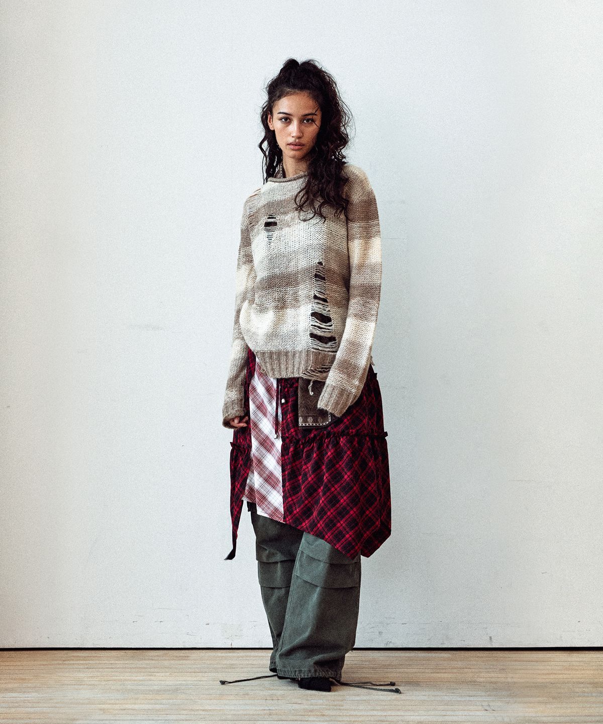 더바이닐하우스(THEVINYLHOUSE) GRUNGE STRIPE SWEATER BROWN