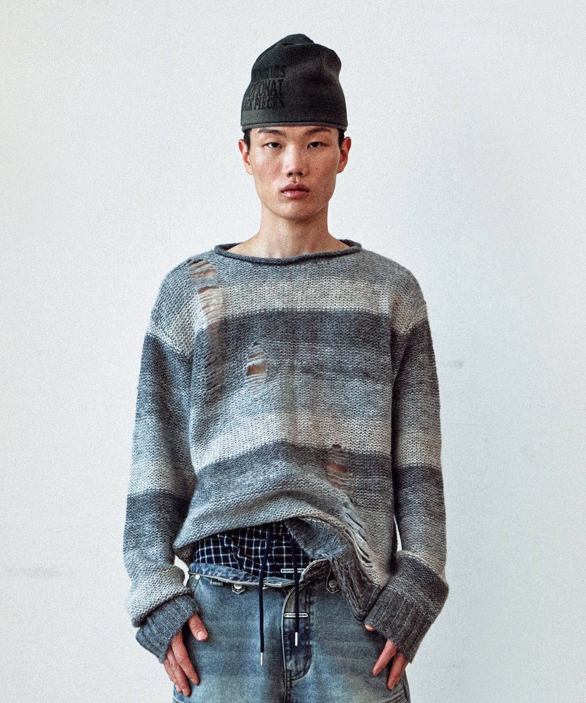 더바이닐하우스(THEVINYLHOUSE) GRUNGE STRIPE SWEATER GREY