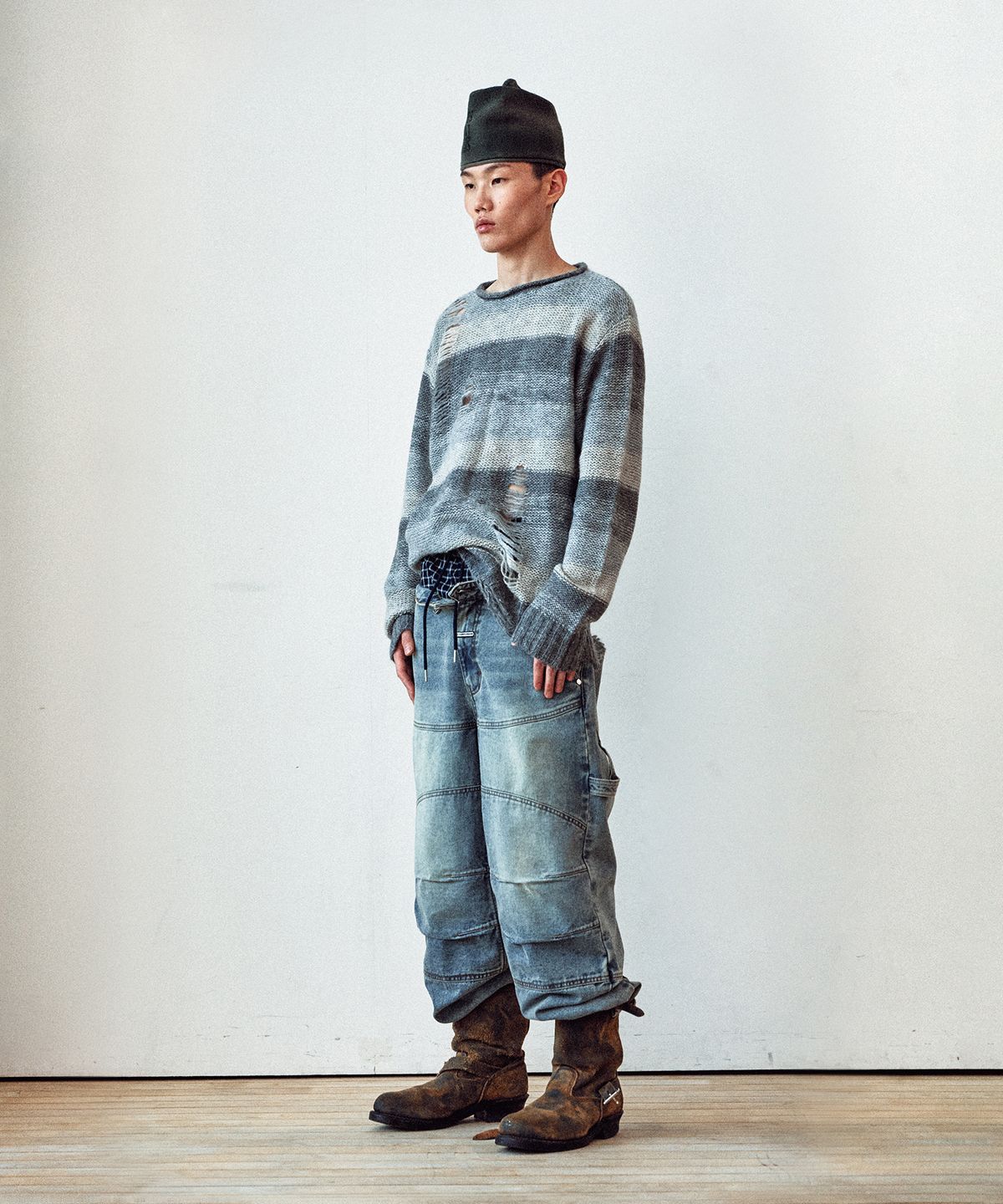 더바이닐하우스(THEVINYLHOUSE) GRUNGE STRIPE SWEATER GREY