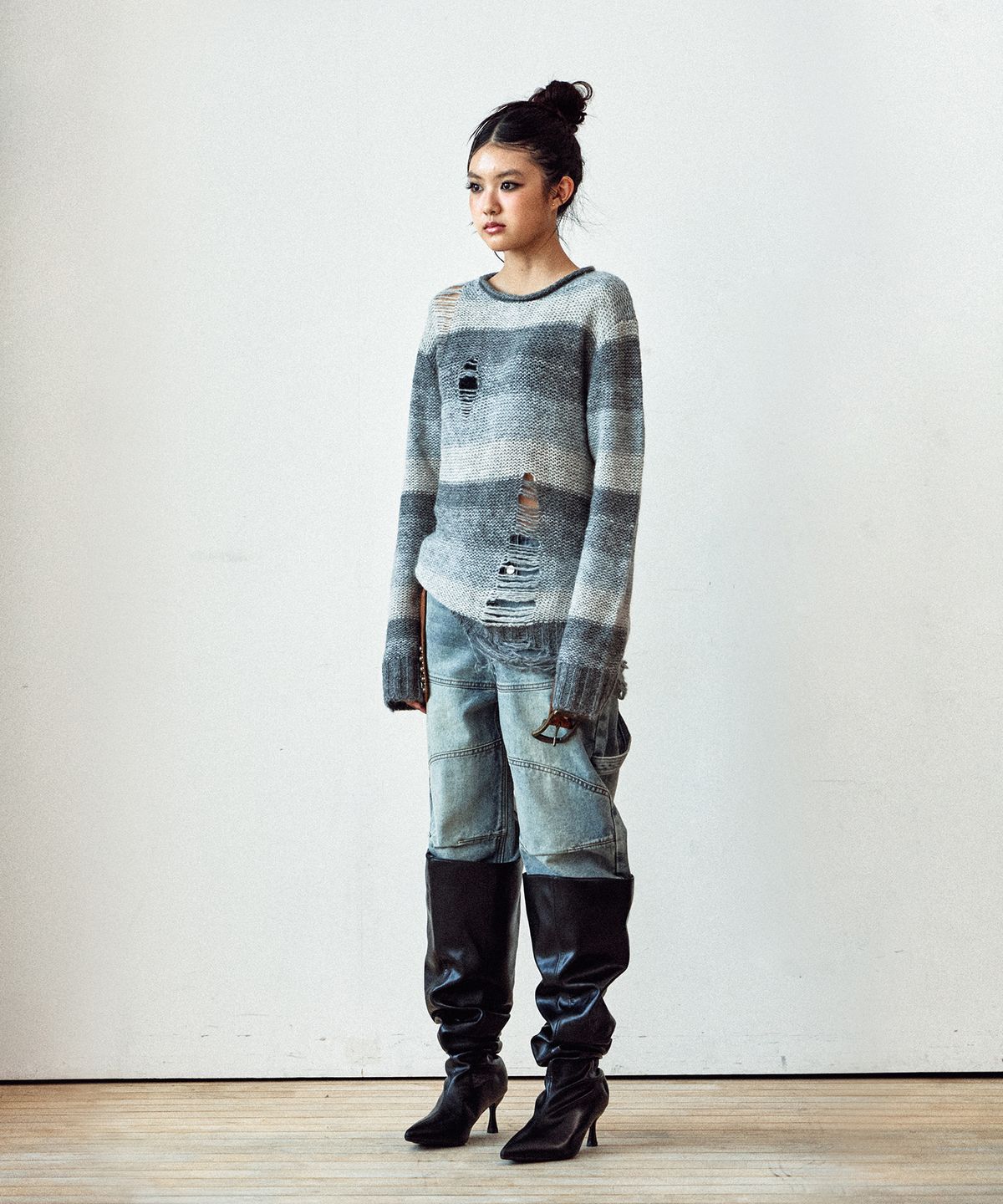 더바이닐하우스(THEVINYLHOUSE) GRUNGE STRIPE SWEATER GREY