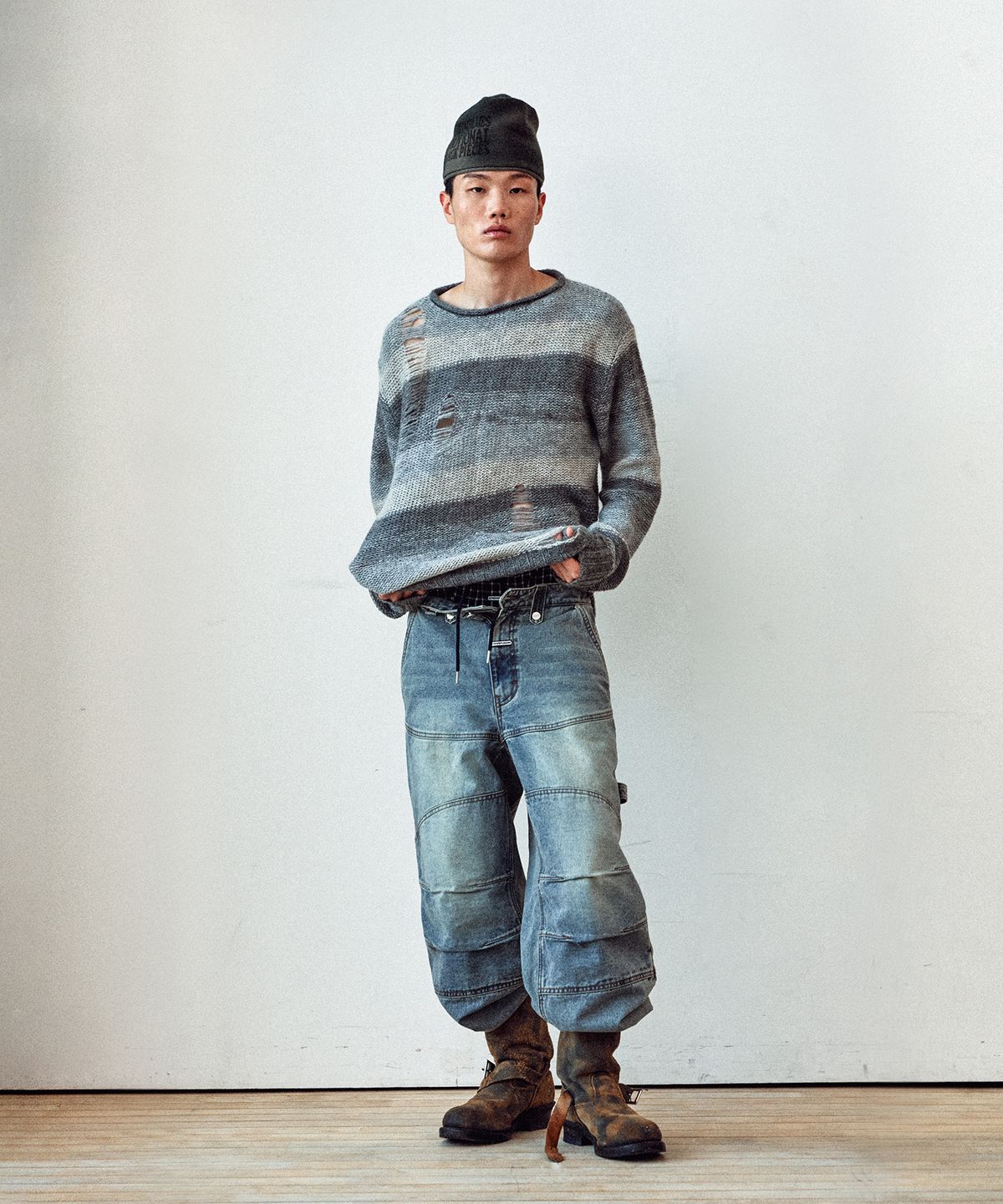 더바이닐하우스(THEVINYLHOUSE) GRUNGE STRIPE SWEATER GREY