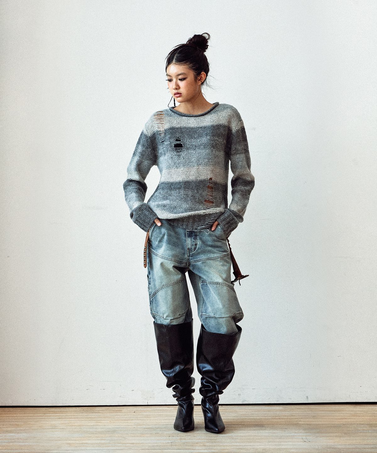 더바이닐하우스(THEVINYLHOUSE) GRUNGE STRIPE SWEATER GREY