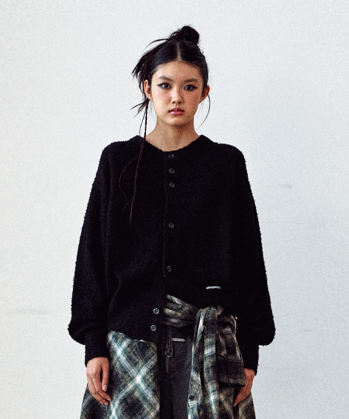 더바이닐하우스(THEVINYLHOUSE) ROUND NECK CARDIGAN BLACK