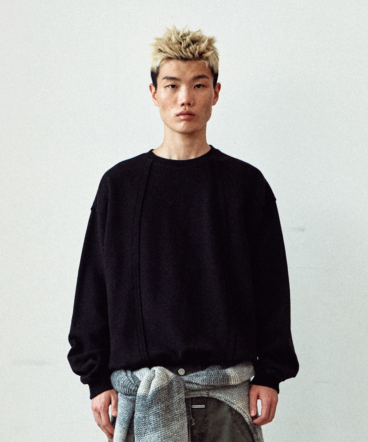 더바이닐하우스(THEVINYLHOUSE) CUT-OFF LINE SWEATSHIRTS BLACK