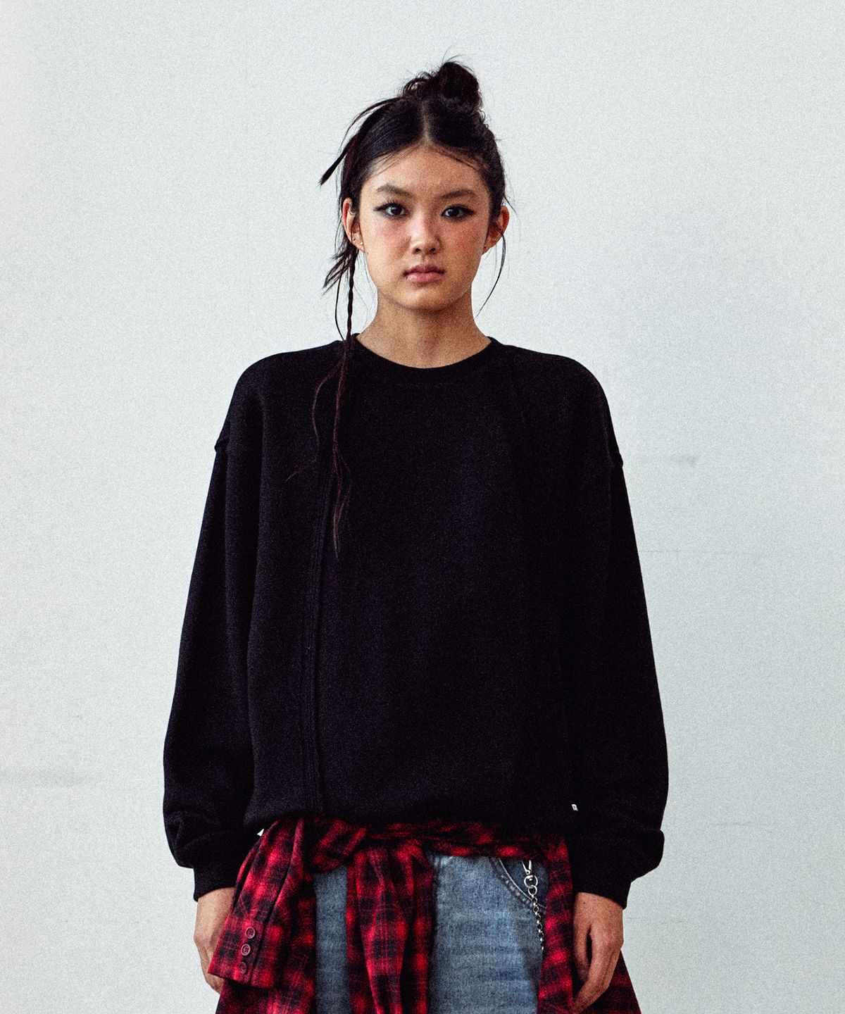 더바이닐하우스(THEVINYLHOUSE) CUT-OFF LINE SWEATSHIRTS BLACK