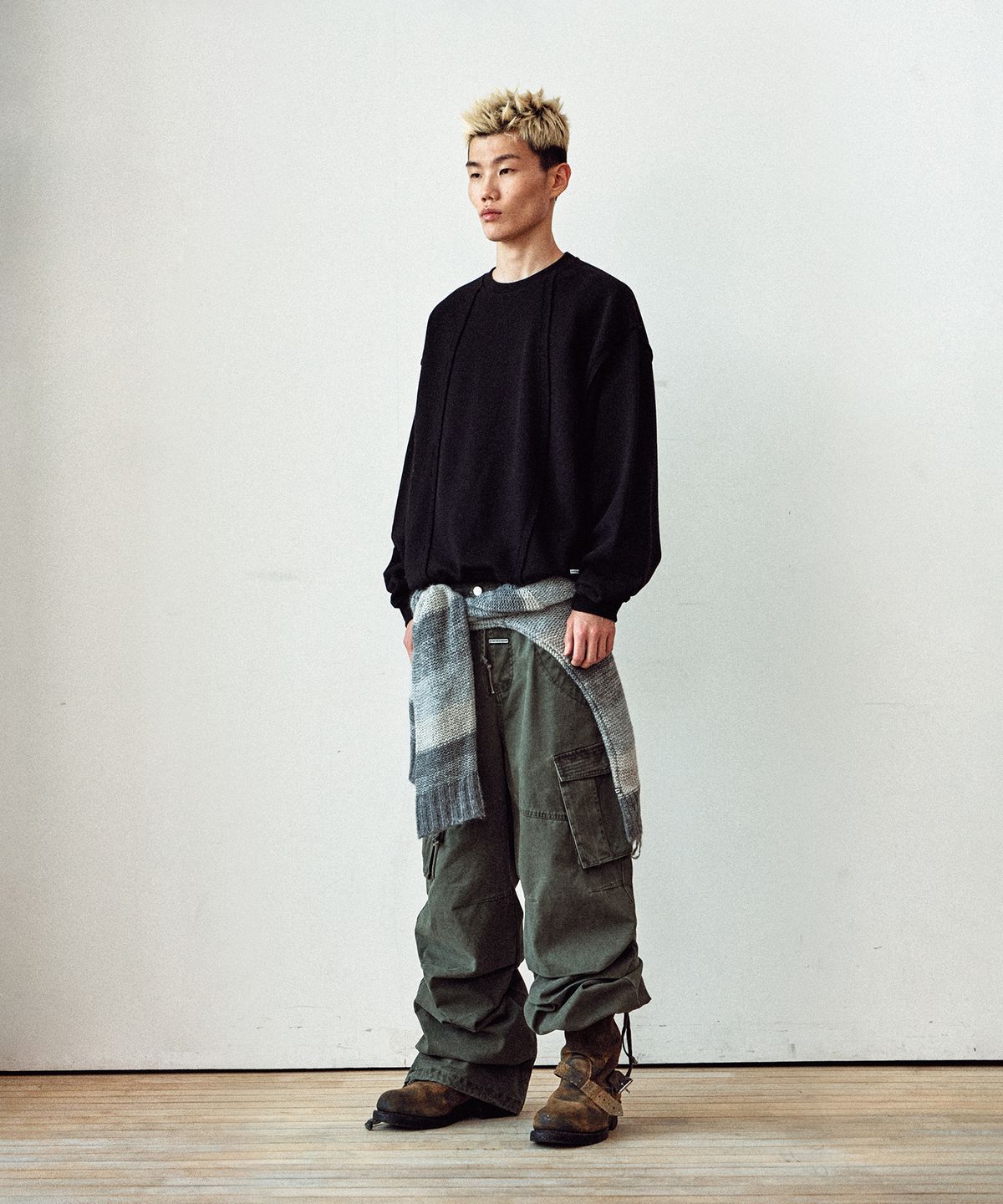 더바이닐하우스(THEVINYLHOUSE) CUT-OFF LINE SWEATSHIRTS BLACK