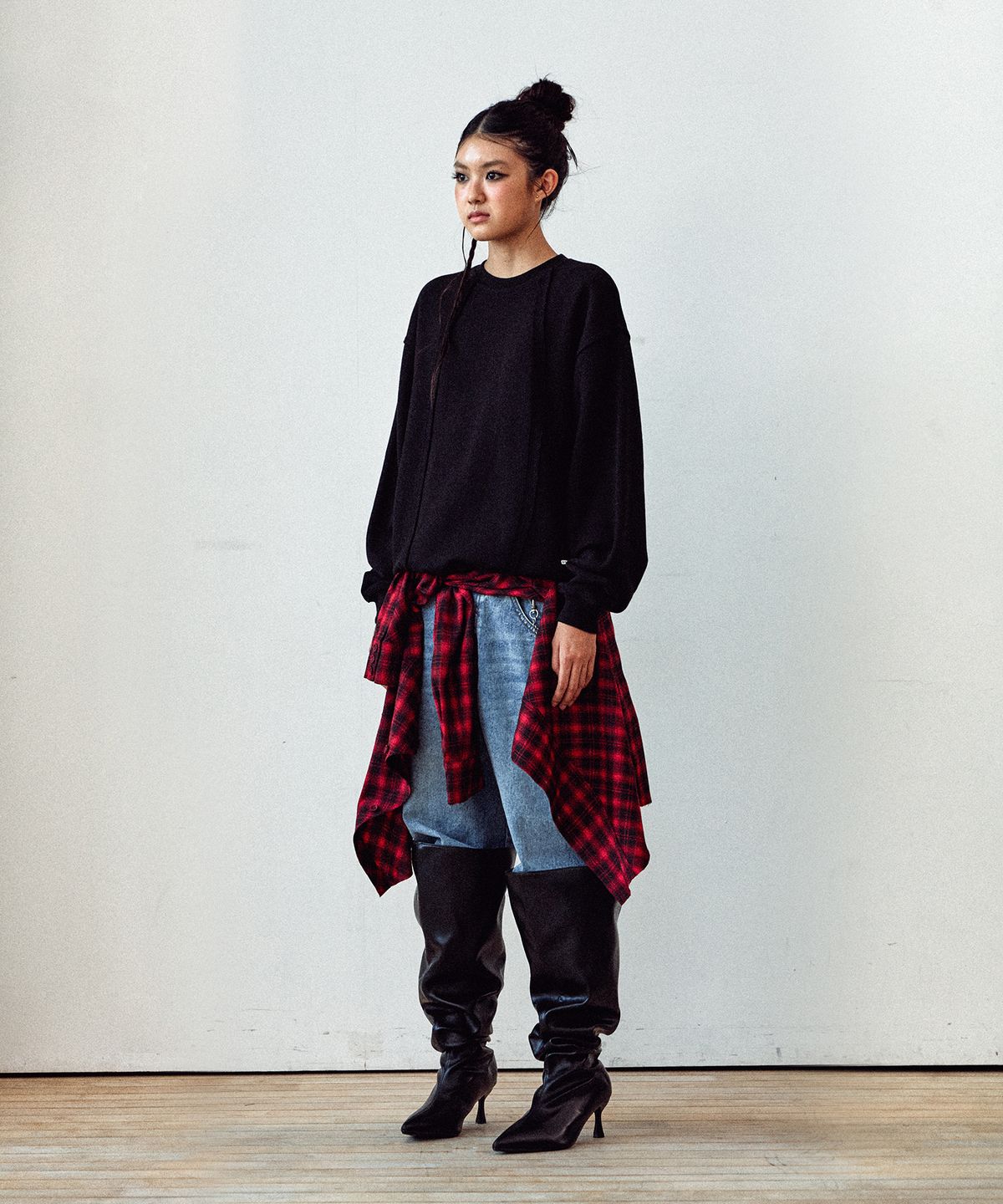 더바이닐하우스(THEVINYLHOUSE) CUT-OFF LINE SWEATSHIRTS BLACK