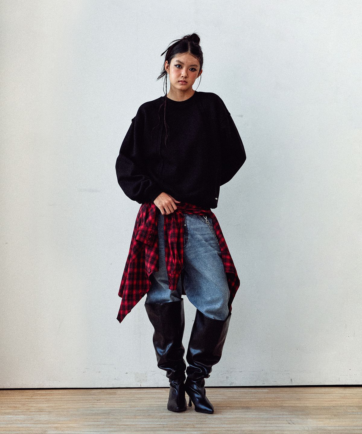 더바이닐하우스(THEVINYLHOUSE) CUT-OFF LINE SWEATSHIRTS BLACK