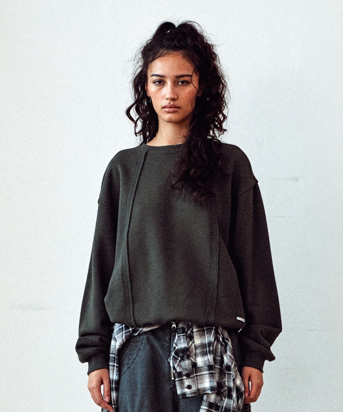 더바이닐하우스(THEVINYLHOUSE) CUT-OFF LINE SWEATSHIRTS KHAKI