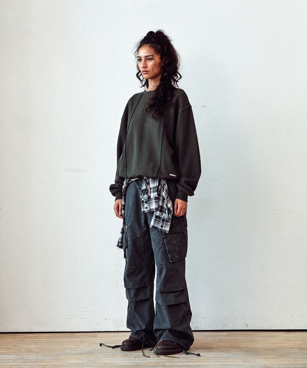 더바이닐하우스(THEVINYLHOUSE) CUT-OFF LINE SWEATSHIRTS KHAKI