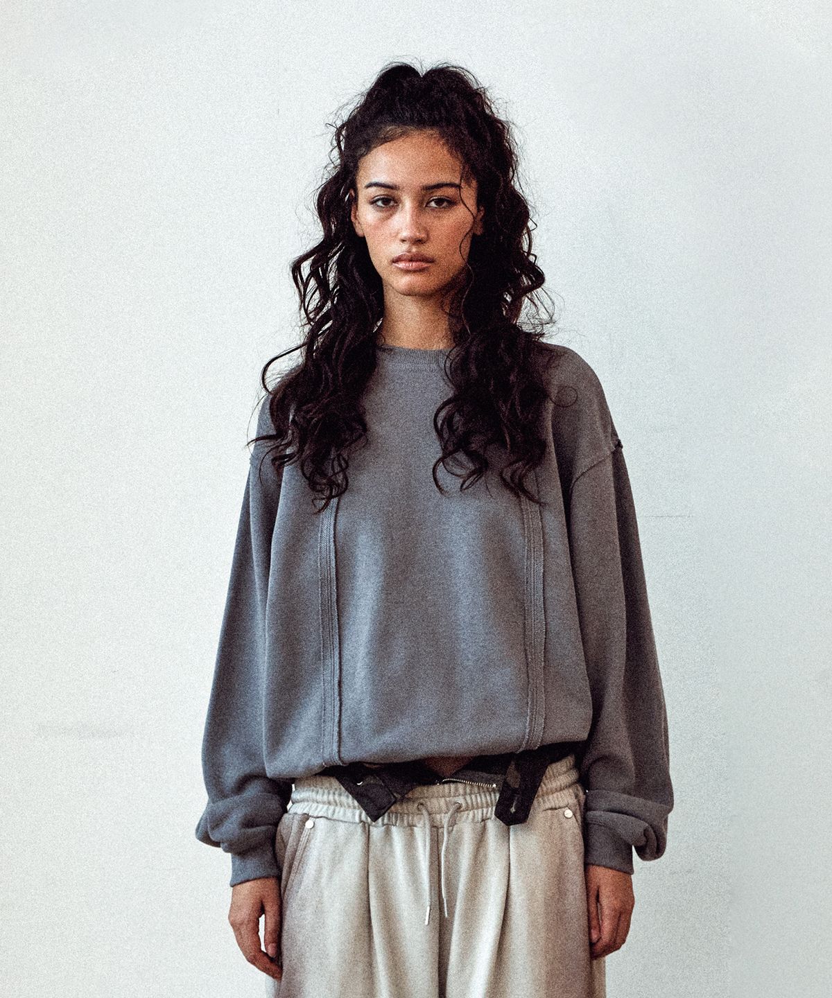 더바이닐하우스(THEVINYLHOUSE) CUT-OFF LINE SWEATSHIRTS DEEP GREY