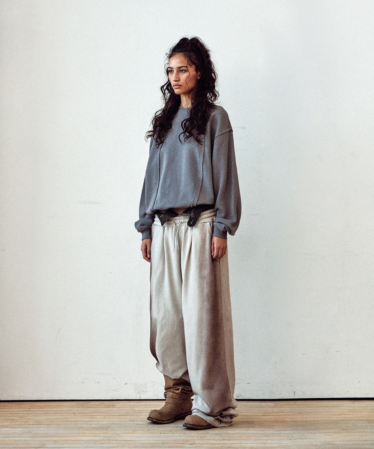더바이닐하우스(THEVINYLHOUSE) CUT-OFF LINE SWEATSHIRTS DEEP GREY