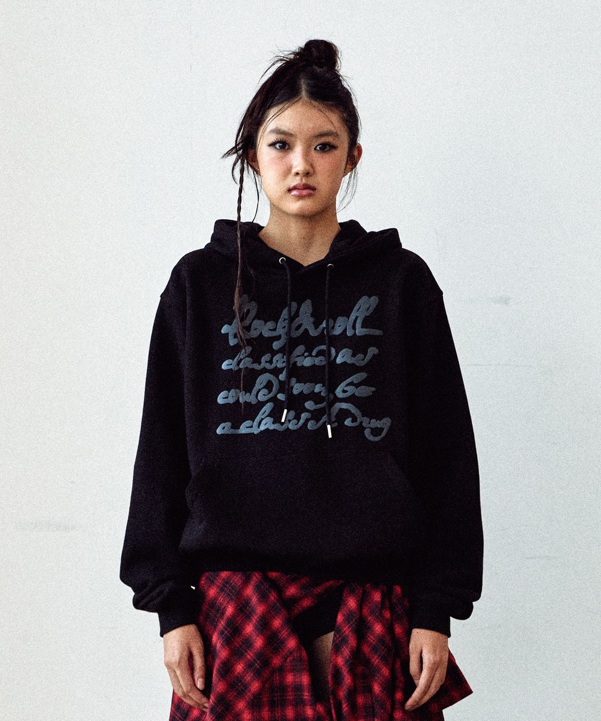 더바이닐하우스(THEVINYLHOUSE) CURSIVE WRITING TYPO HOODIE BLACK