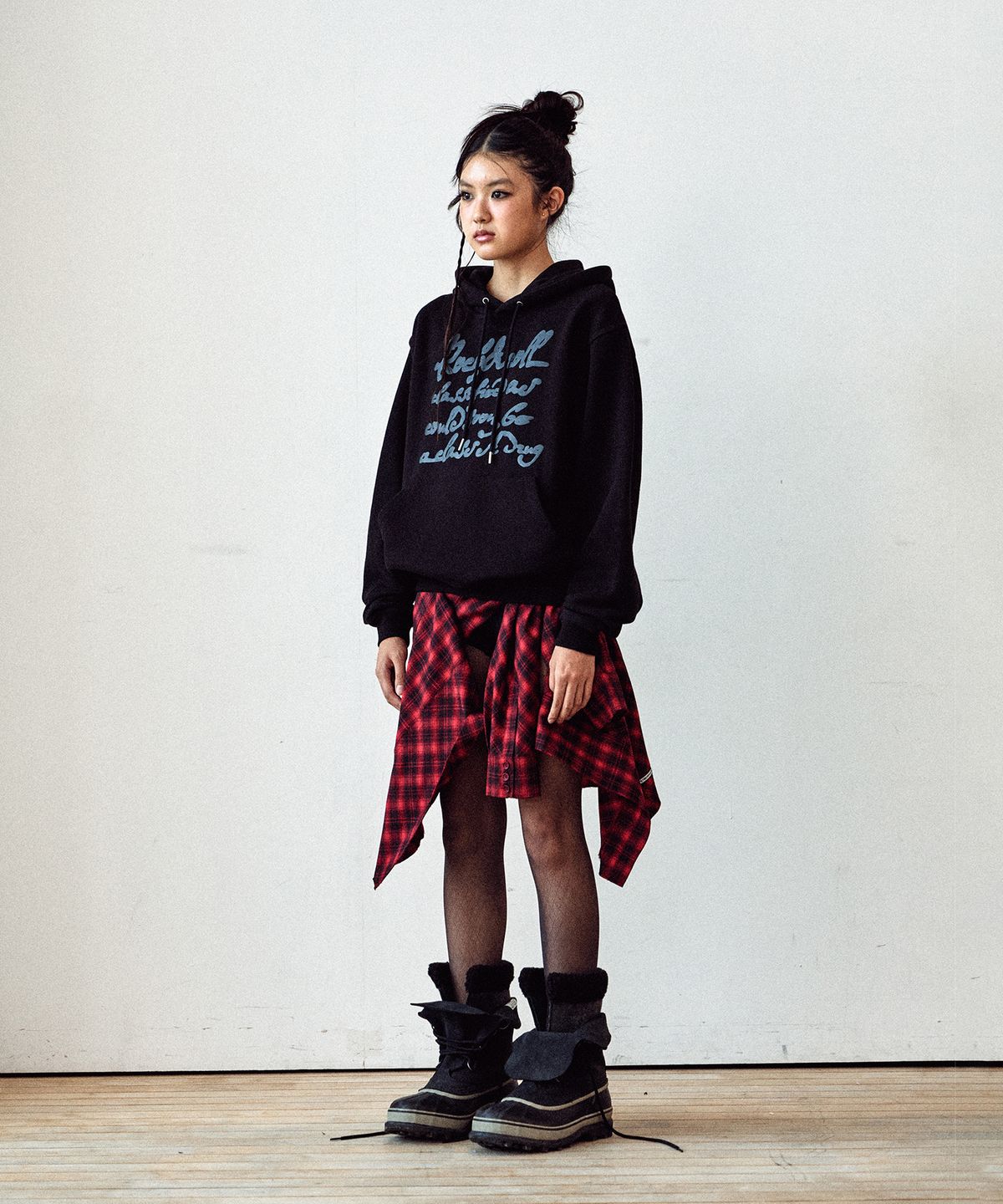 더바이닐하우스(THEVINYLHOUSE) CURSIVE WRITING TYPO HOODIE BLACK