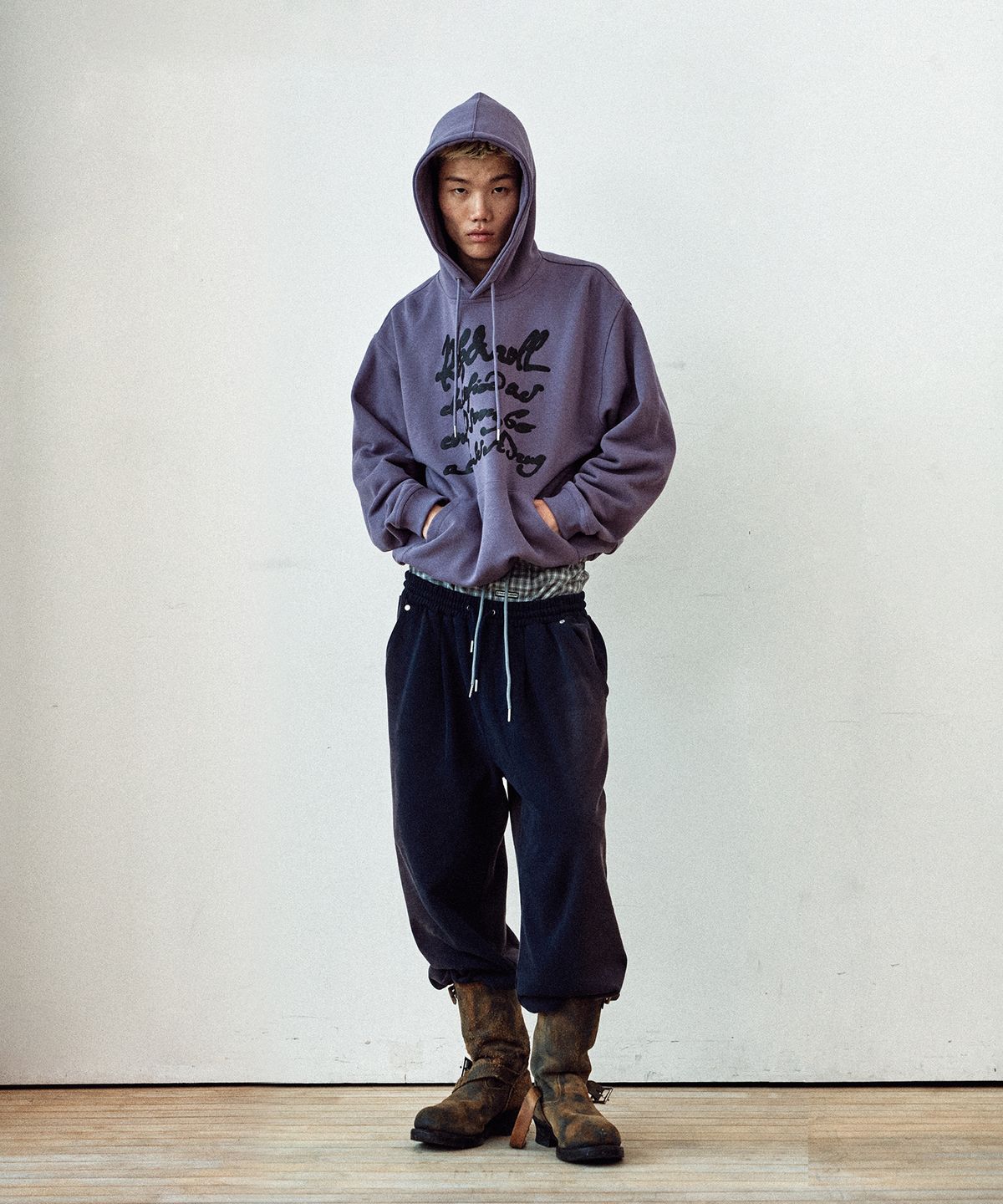 더바이닐하우스(THEVINYLHOUSE) CURSIVE WRITING TYPO HOODIE PURPLE