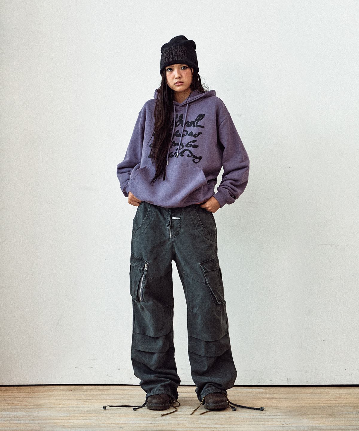 더바이닐하우스(THEVINYLHOUSE) CURSIVE WRITING TYPO HOODIE PURPLE