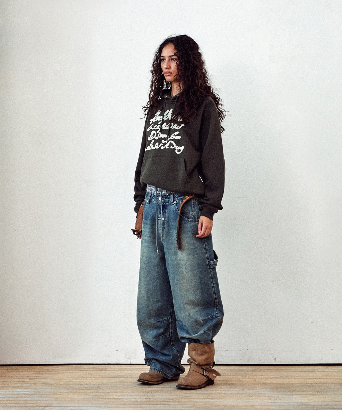 더바이닐하우스(THEVINYLHOUSE) CURSIVE WRITING TYPO HOODIE KHAKI