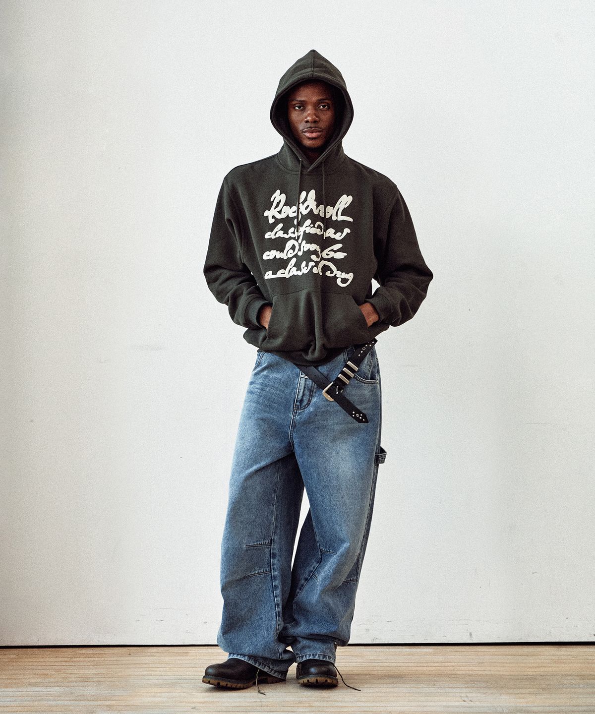 더바이닐하우스(THEVINYLHOUSE) CURSIVE WRITING TYPO HOODIE KHAKI