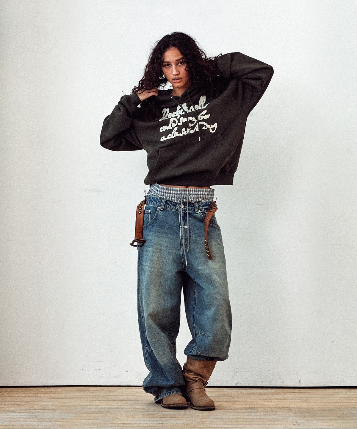 더바이닐하우스(THEVINYLHOUSE) CURSIVE WRITING TYPO HOODIE KHAKI