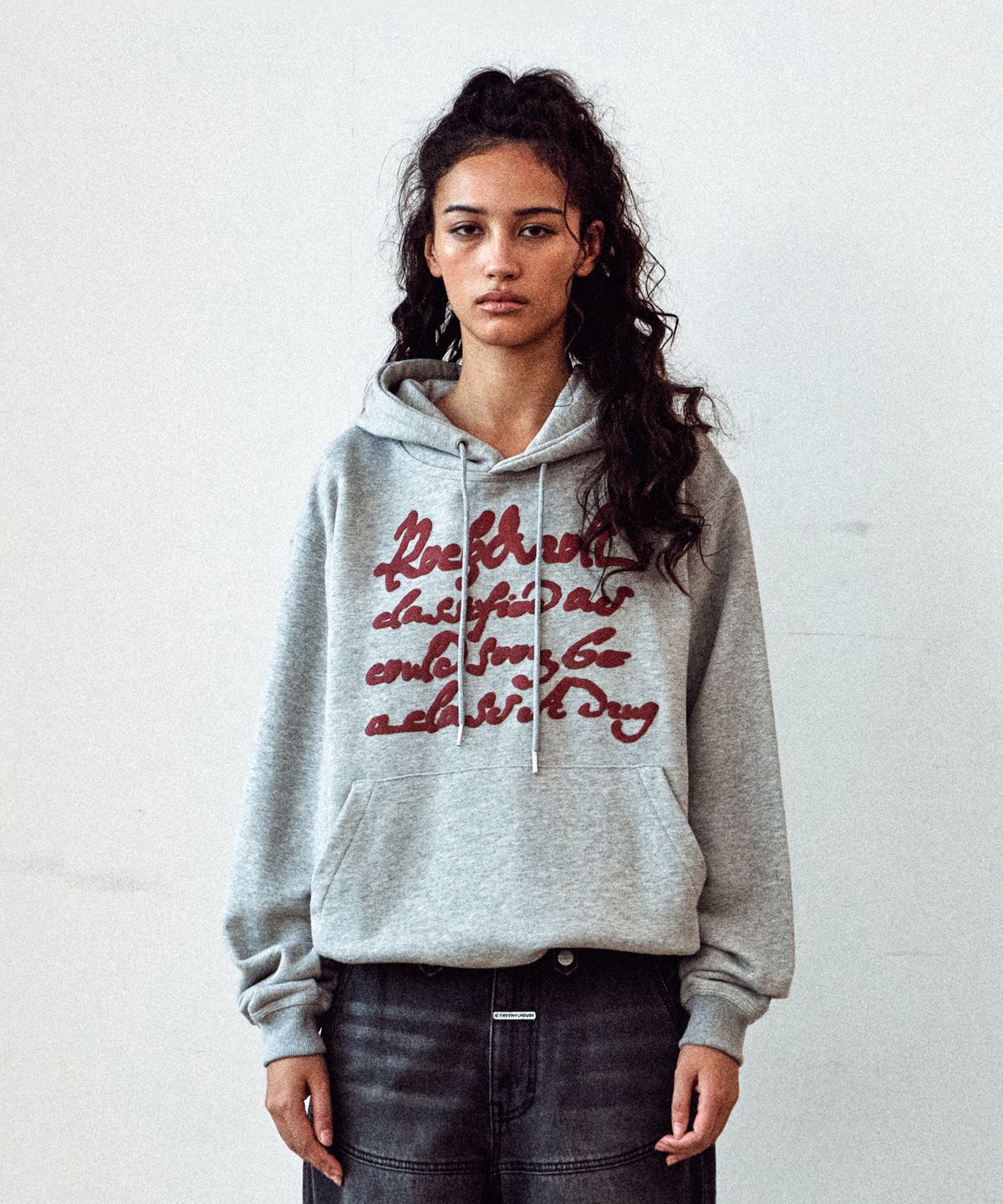 더바이닐하우스(THEVINYLHOUSE) CURSIVE WRITING TYPO HOODIE GREY