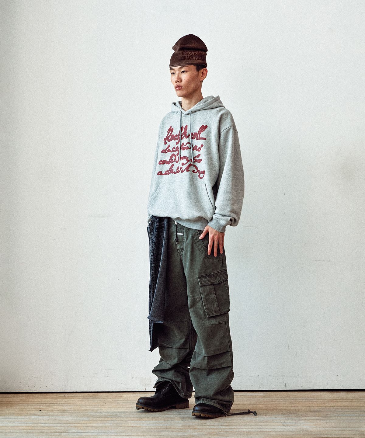 더바이닐하우스(THEVINYLHOUSE) CURSIVE WRITING TYPO HOODIE GREY