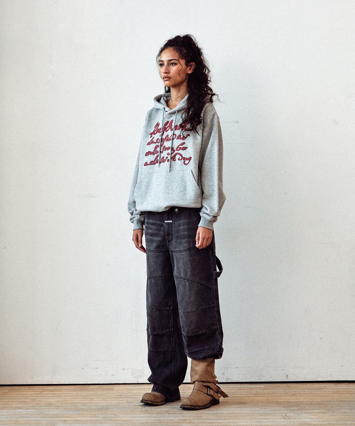 더바이닐하우스(THEVINYLHOUSE) CURSIVE WRITING TYPO HOODIE GREY