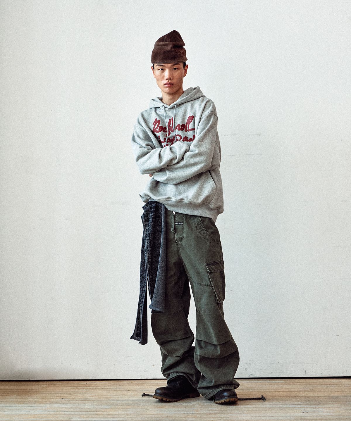 더바이닐하우스(THEVINYLHOUSE) CURSIVE WRITING TYPO HOODIE GREY