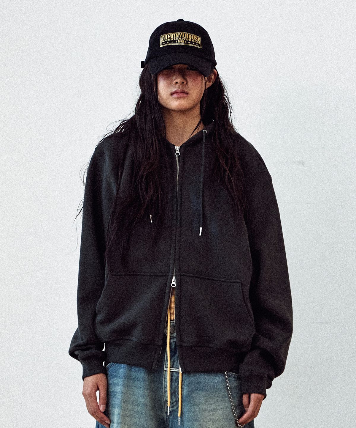 더바이닐하우스(THEVINYLHOUSE) GRAPHIC HOODIE ZIP-UP CHARCOAL