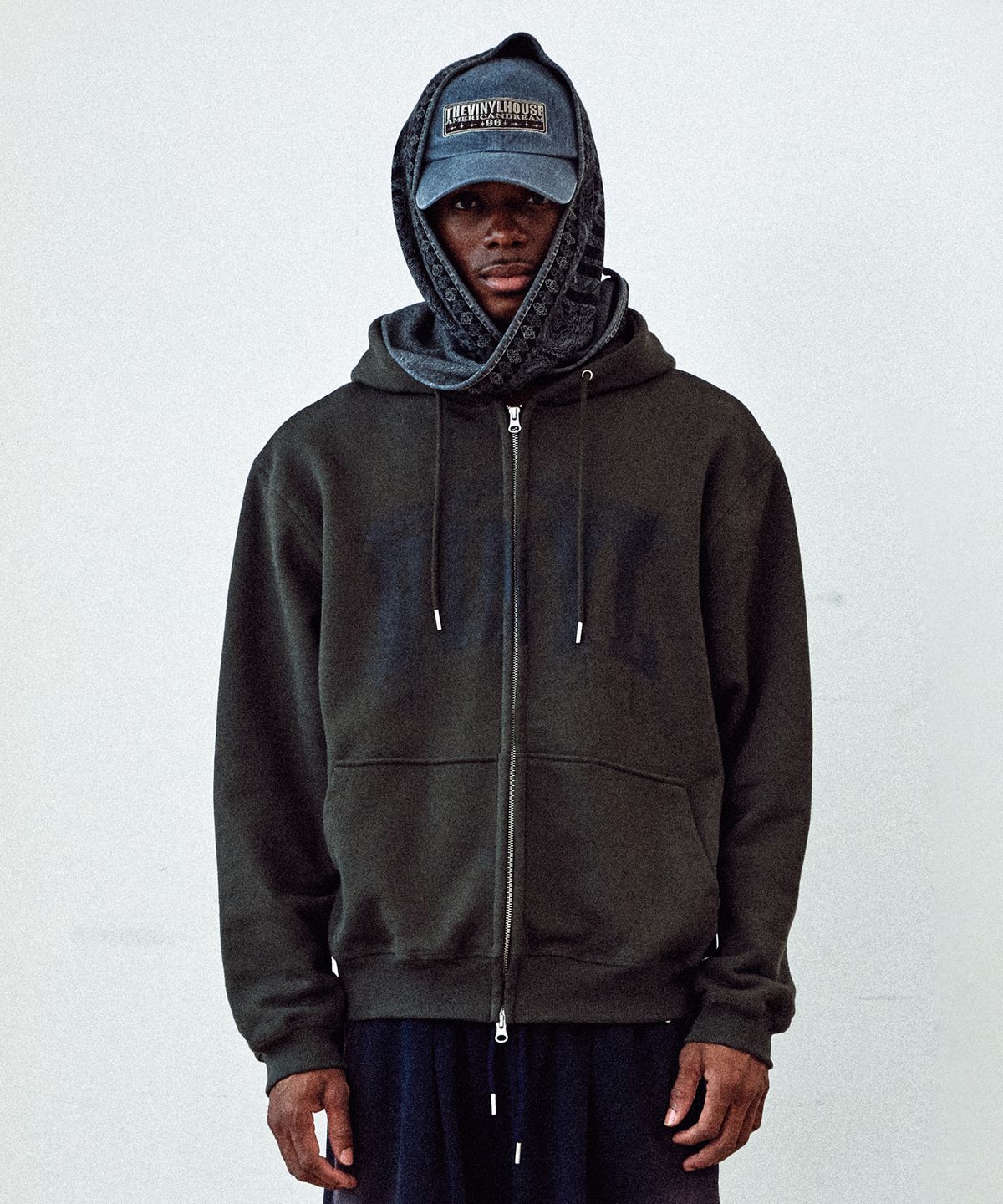 더바이닐하우스(THEVINYLHOUSE) GRAPHIC HOODIE ZIP-UP KHAKI