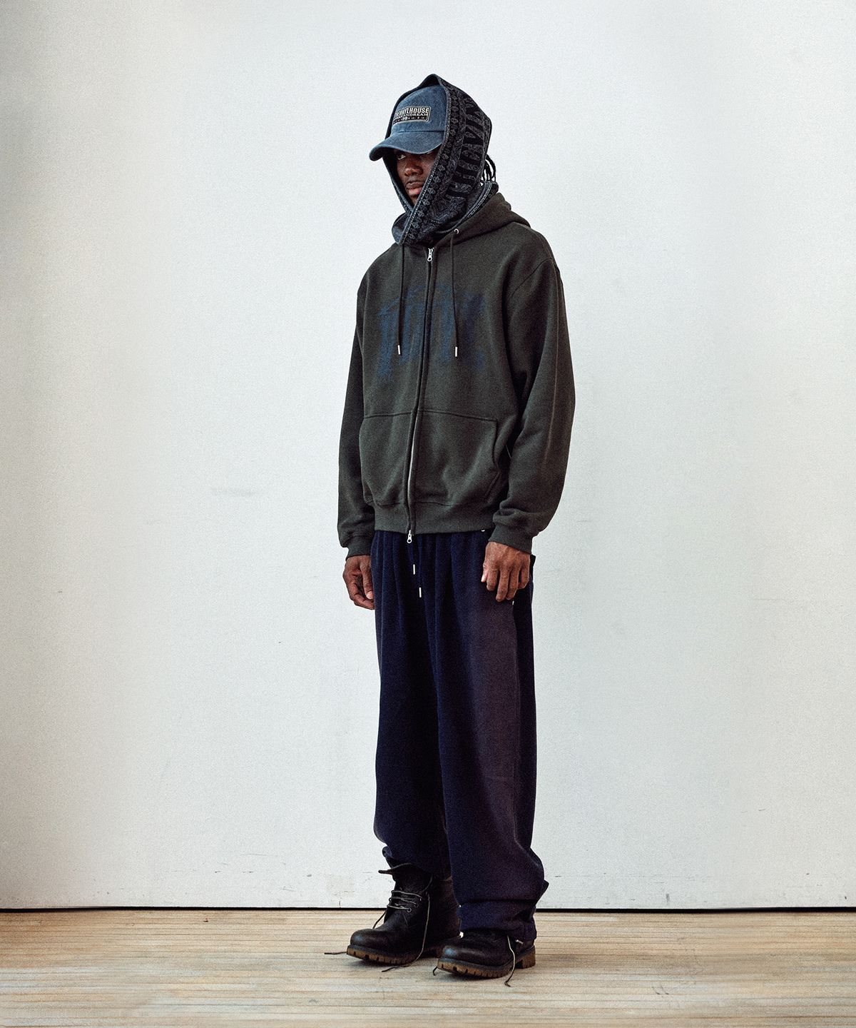 더바이닐하우스(THEVINYLHOUSE) GRAPHIC HOODIE ZIP-UP KHAKI