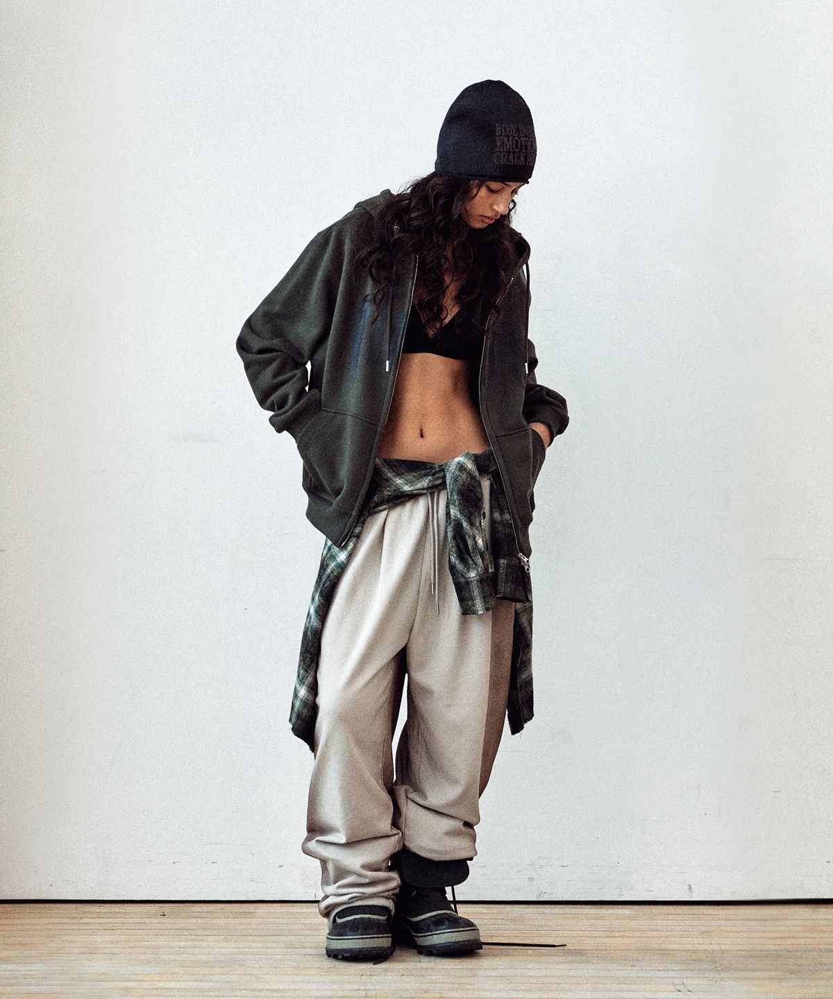 더바이닐하우스(THEVINYLHOUSE) GRAPHIC HOODIE ZIP-UP KHAKI