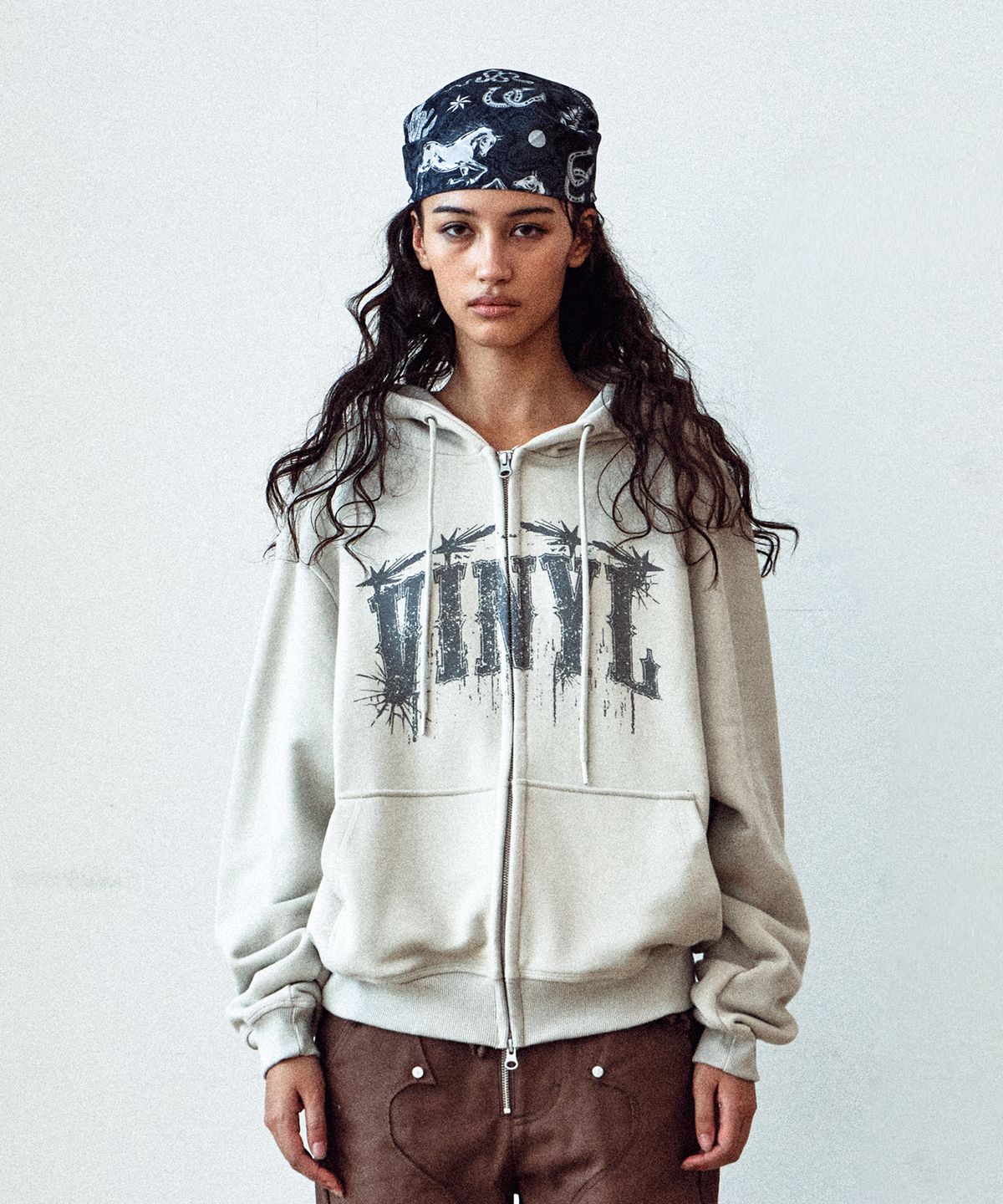 더바이닐하우스(THEVINYLHOUSE) GRAPHIC HOODIE ZIP-UP BEIGE