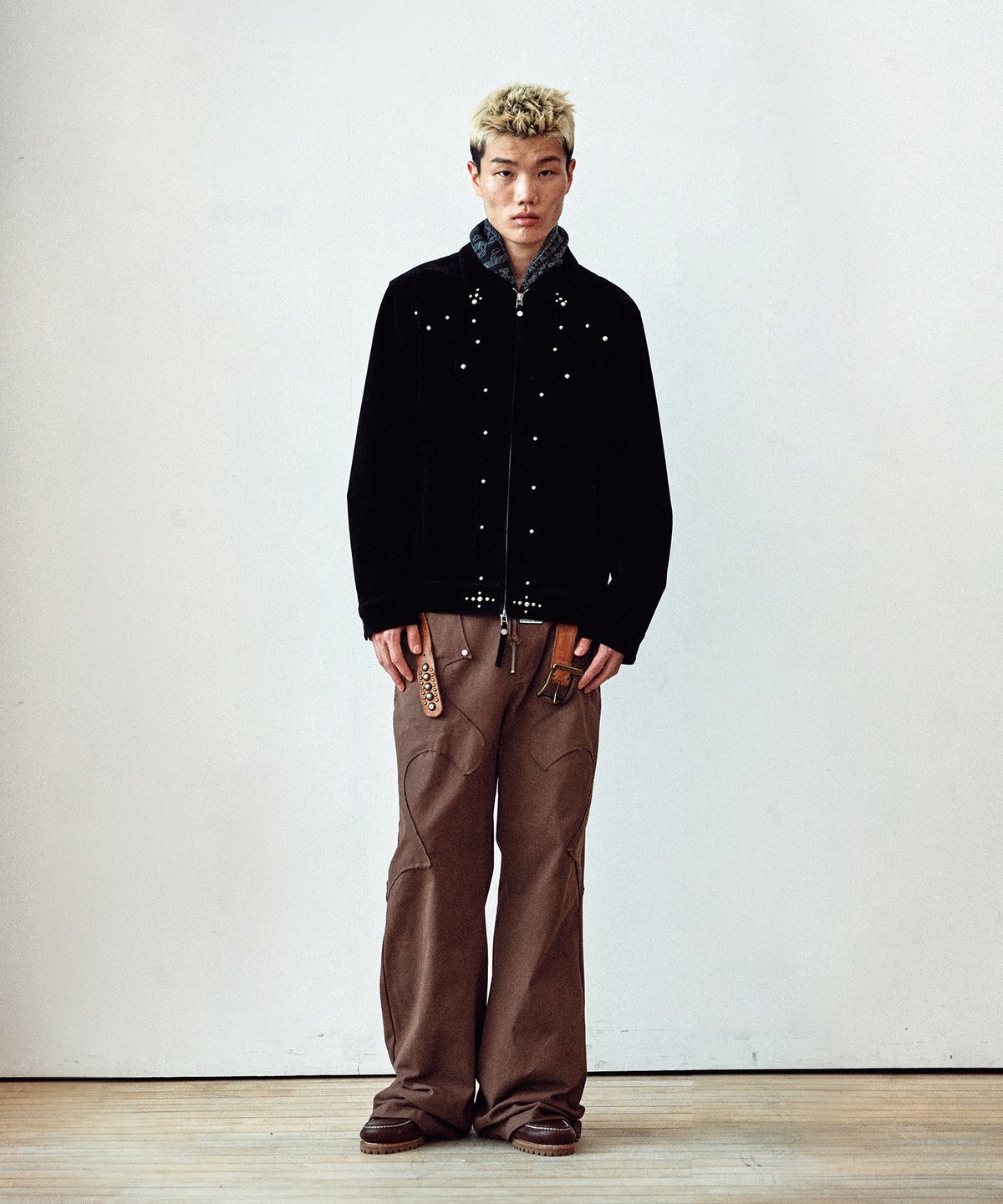 더바이닐하우스(THEVINYLHOUSE) STUDDED SUEDE JACKET BLACK