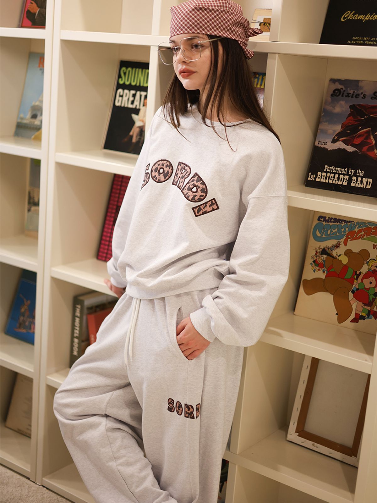 소르디(SORDI) Logo Leo Sweat Pants_white melange