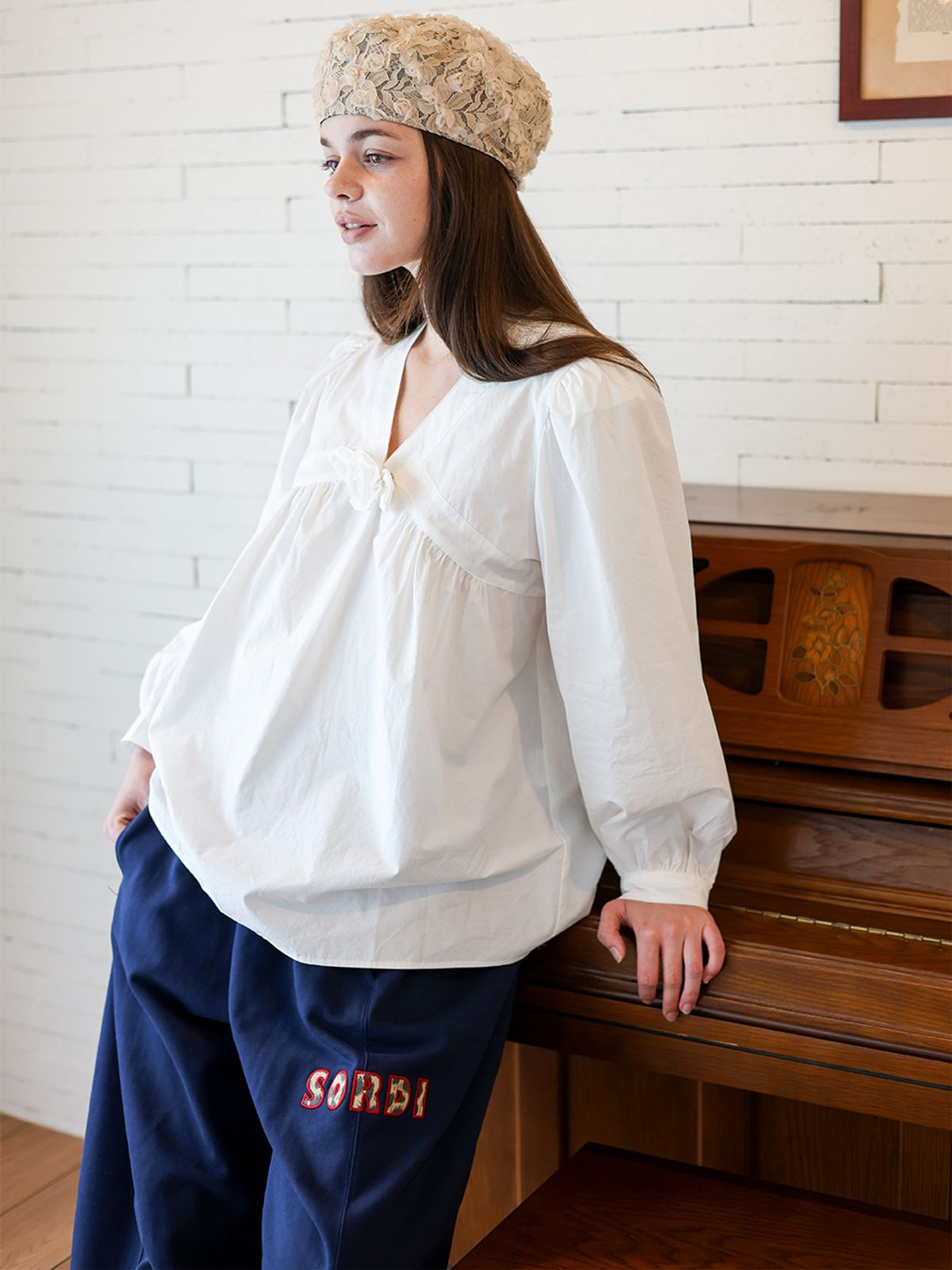 소르디(SORDI) Brooch Blouse_white