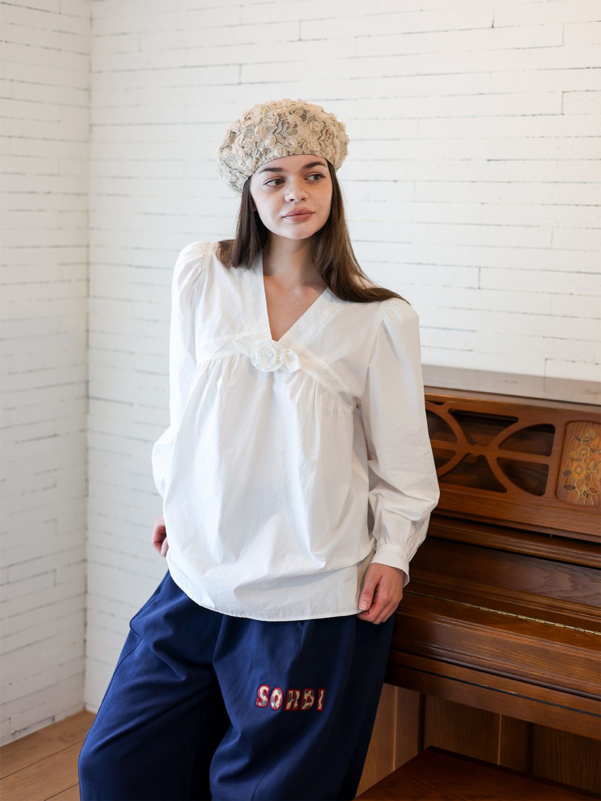소르디(SORDI) Brooch Blouse_white