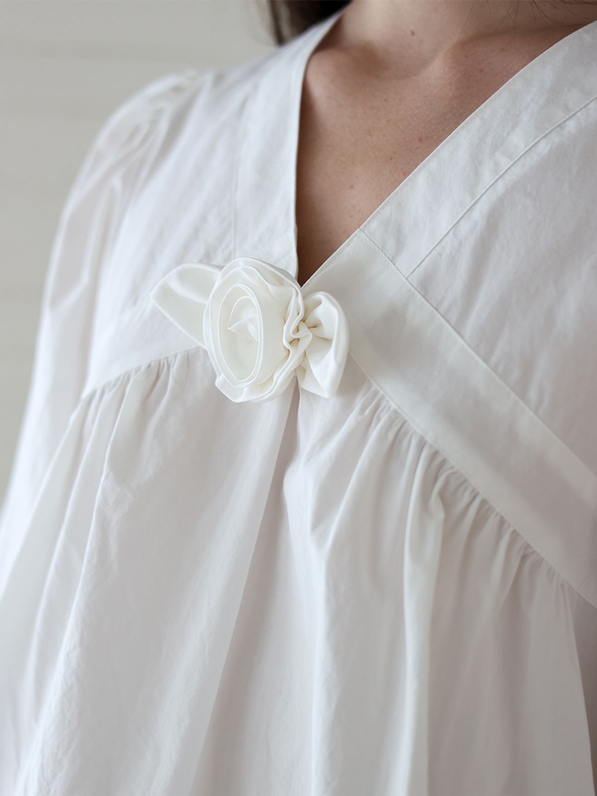 소르디(SORDI) Brooch Blouse_white