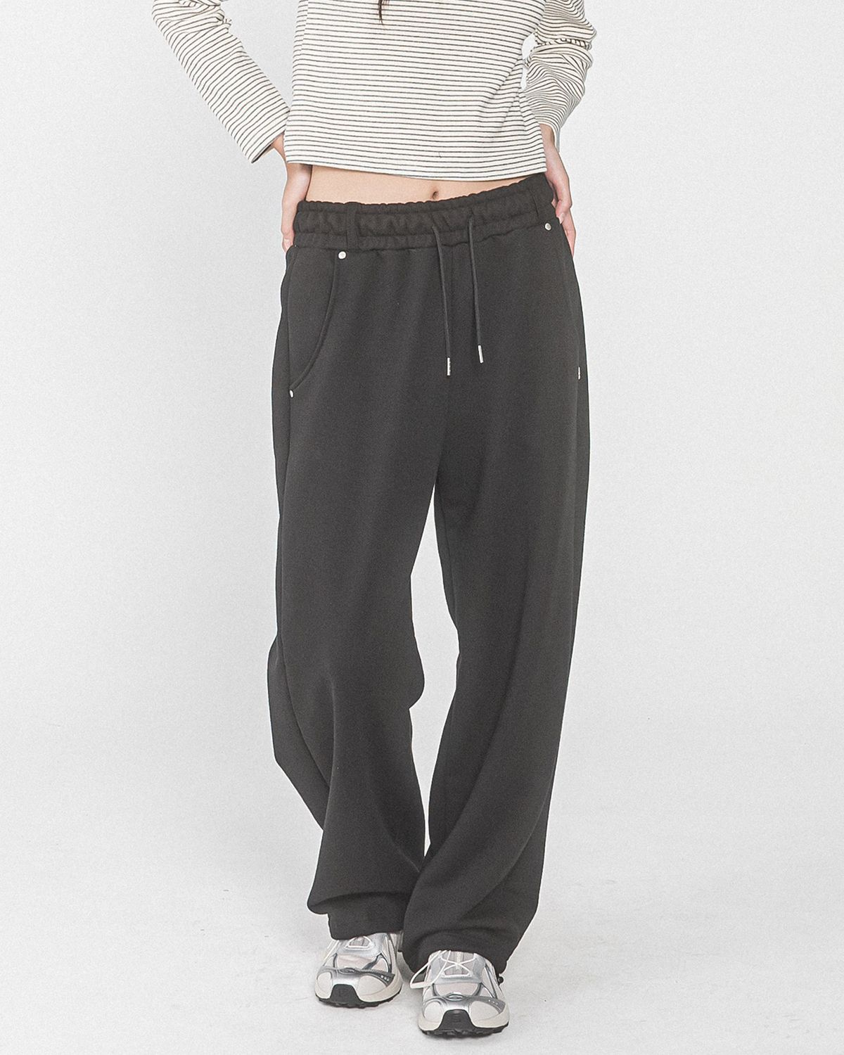 해비즘(HAVISM) RIVET BELTED SWEATPANTS(BLACK)