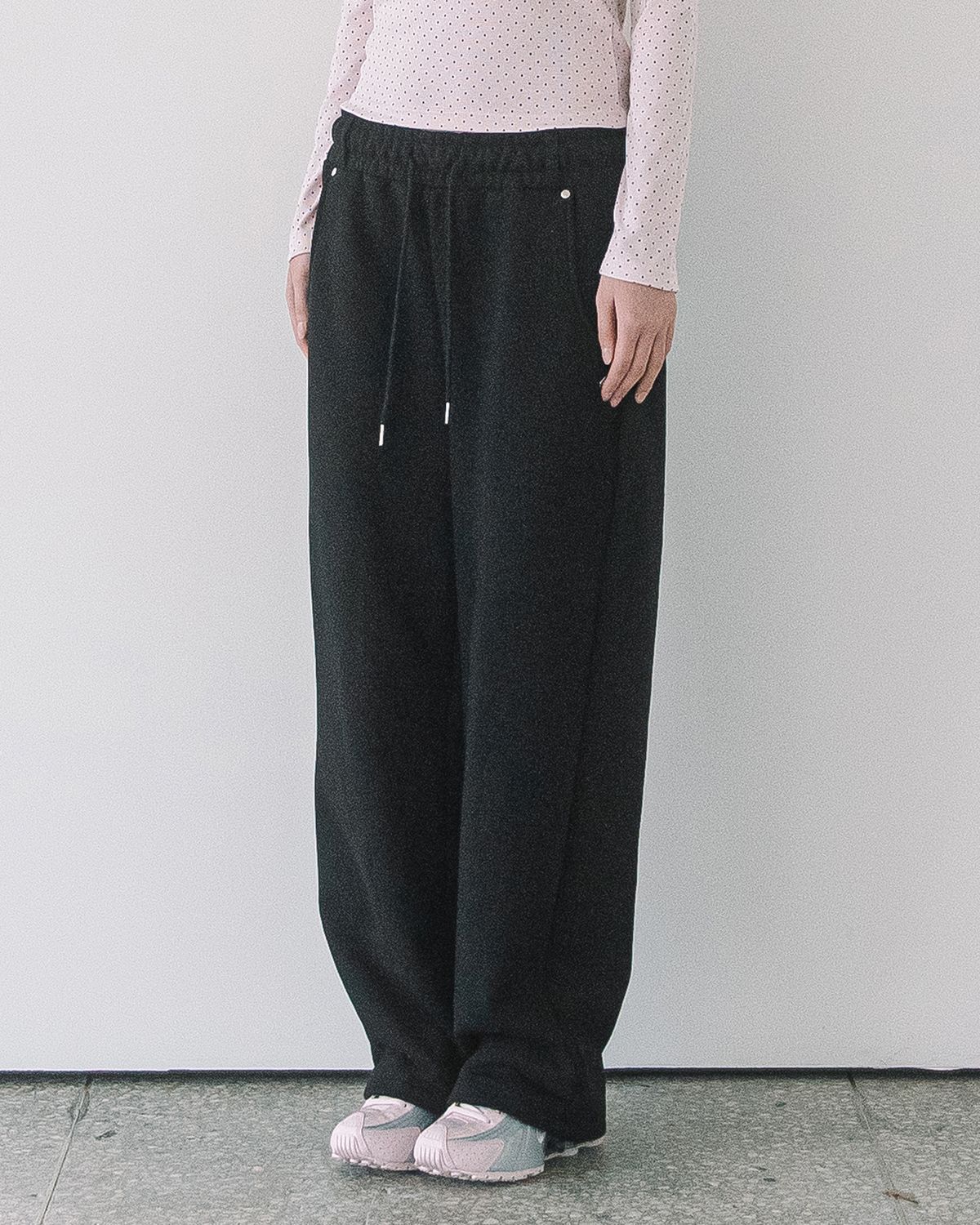 해비즘(HAVISM) RIVET BELTED SWEATPANTS(BLACK)