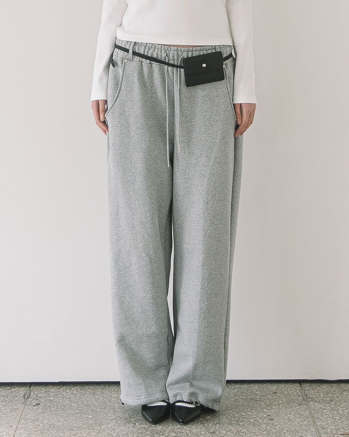 해비즘(HAVISM) RIVET BELTED SWEATPANTS(GREY)
