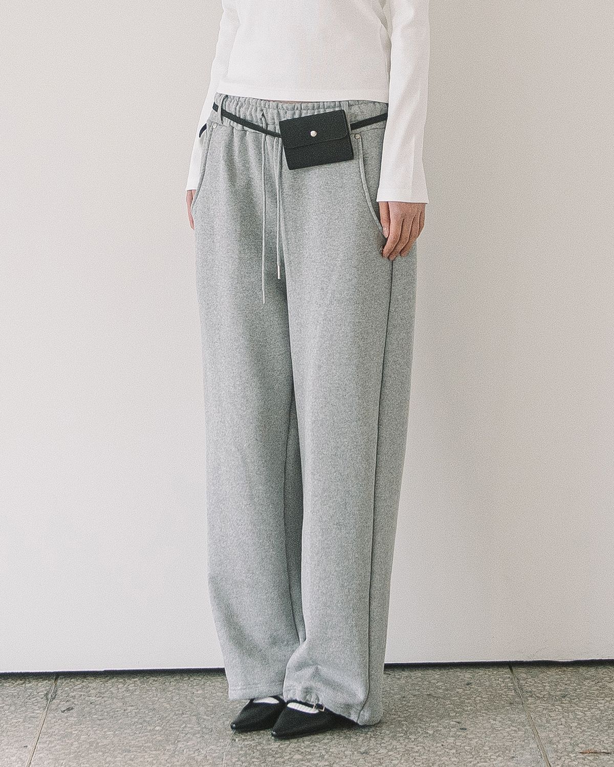 해비즘(HAVISM) RIVET BELTED SWEATPANTS(GREY)