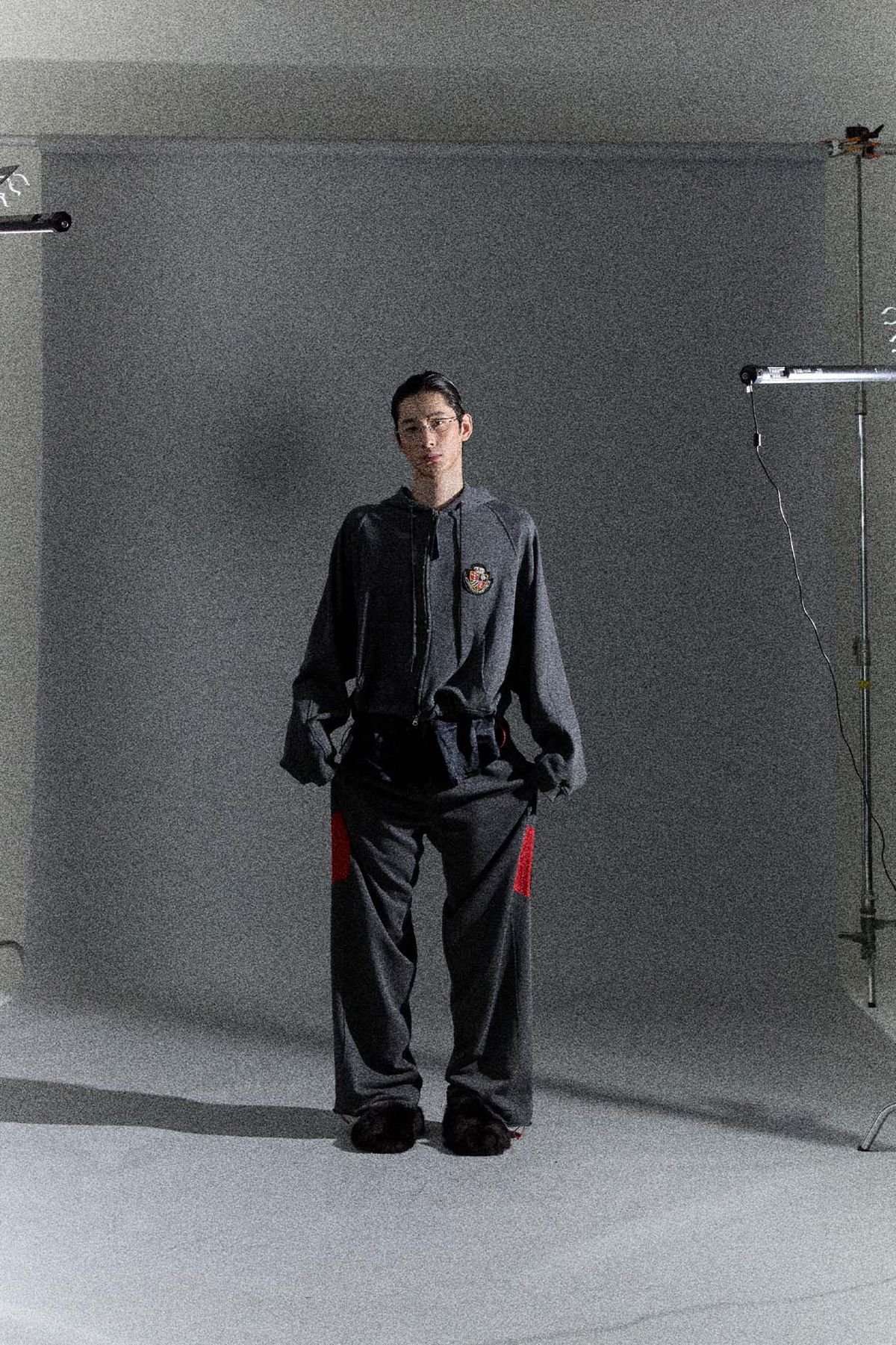 오디너리피플(ORDINARY PEOPLE) Re : Crest Deconstructed Zip Hoodie [Charcoal]