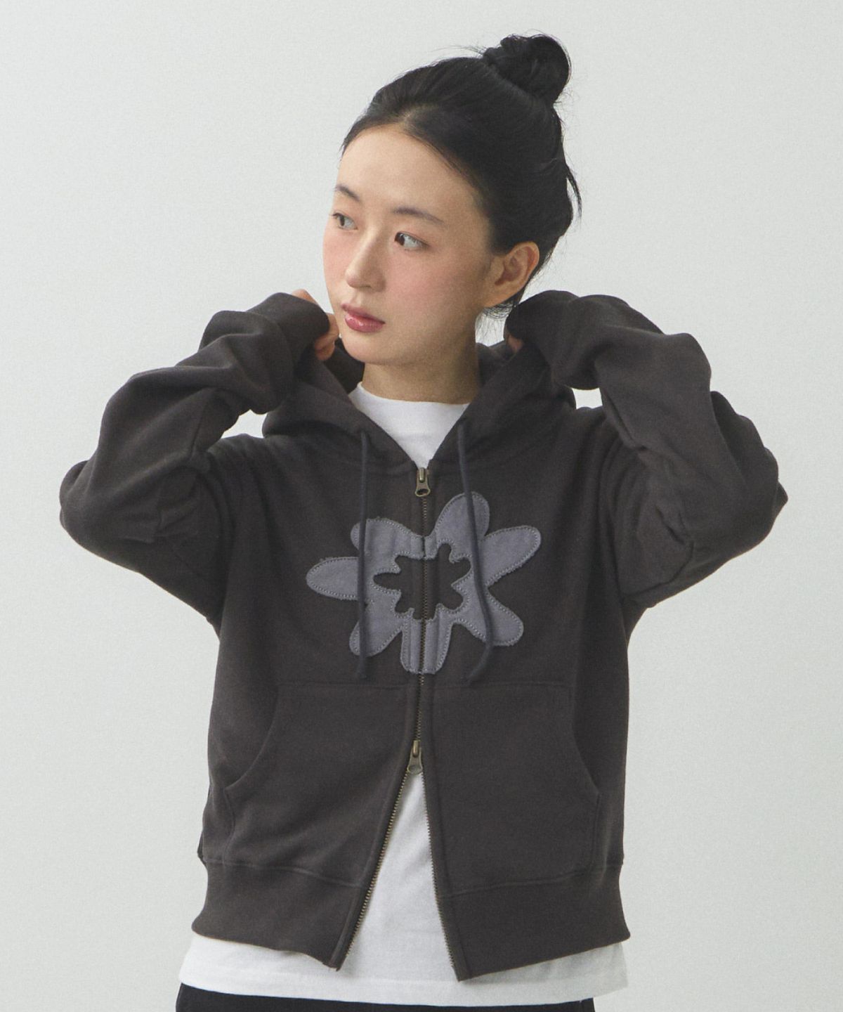 레피어(REPPIER) Crocus Applique Hooded Zip-Up (Charcoal)