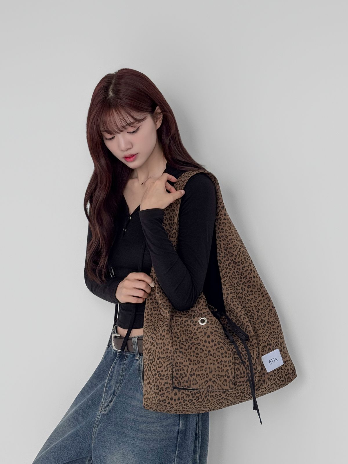 어틸스튜디오(ATIL STUDIO) 레오파드 데님 패치 포켓 호보 숄더백 _모카